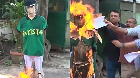 কুশপুতুল দাহ করছেন আপ কর্মীরা