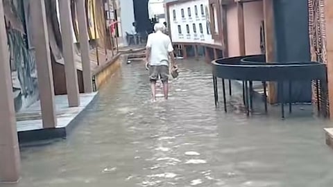 জলমগ্ন হাতিবাগান নবীন পল্লীর প্যান্ডেল