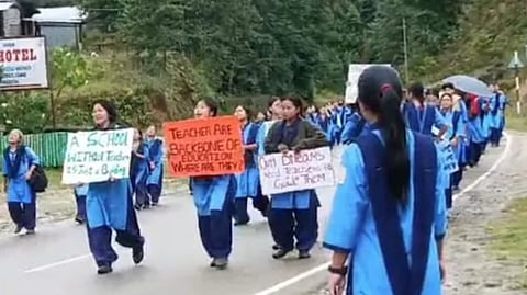 শিক্ষকের দাবিতে হাঁটছেন পড়ুয়ারা