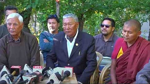 লে-তে সাংবাদিক সম্মেলন