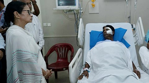 আহত বিজেপি সাংসদ খগেন মুর্মুকে দেখতে হাসপাতালে মুখ্যমন্ত্রী মমতা বন্দ্যোপাধ্যায়