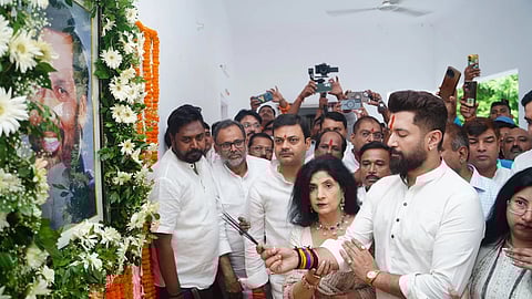 রামবিলাস পাসোয়ানের প্রয়াণ দিবসে শ্রদ্ধা জানাচ্ছেন চিরাগ পাসোয়ান
