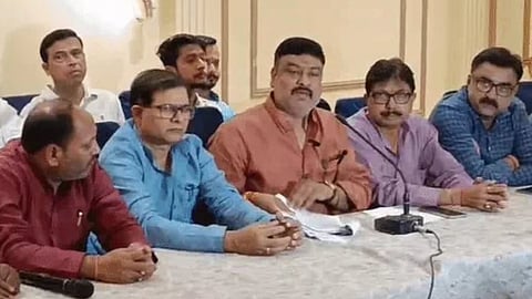 সাংবাদিক বৈঠকে প্রাক্তন সমাজবাদী পার্টি (এসপি) মন্ত্রী তেজ নারায়ণ পাণ্ডে