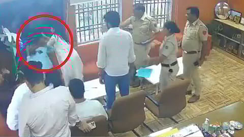ভিডিওতে অধ্যাপক সুজিত কুমারকে থাপ্পড় মারতে দেখা যাচ্ছে DUSU যুগ্ম সম্পাদক দীপিকা ঝাকে