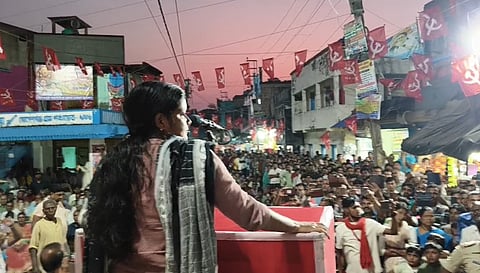 হিঙ্গলগঞ্জের জনসভায় বক্তব্য রাখছেন মীনাক্ষী মুখার্জি 
