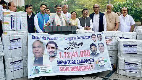 নয়াদিল্লিতে স্বাক্ষর সহ ডি কে শিবকুমার