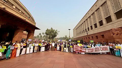 সংসদ ভবনের বাইরে এসআইআর নিয়ে বিরোধীদের বিক্ষোভ