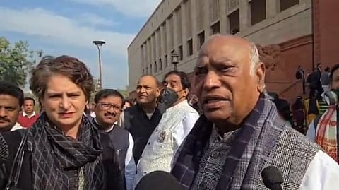 সাংবাদিকদের মুখোমুখি কংগ্রেস সভাপতি মল্লিকার্জুন খাড়গে 