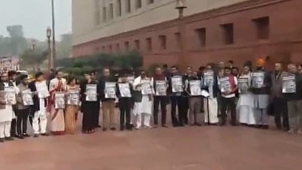 সংসদের বাইরে GRAMG নিয়ে বিরোধী সাংসদদের বিক্ষোভ