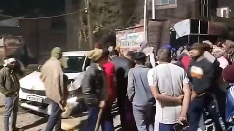 বিজেপি নেতার গাড়ি ৫ জনকে পিষে দেবার পর গাড়ি ঘিরে উত্তেজিত জনতা