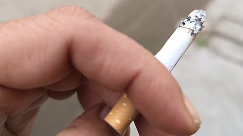 ছবি প্রতীকী, বিধিসম্মত সতর্কীকরণ - ধূমপান স্বাস্থ্যের পক্ষে ক্ষতিকর