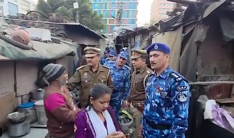 গাজিয়াবাদের বস্তিতে পুলিশ আধিকারিকরা