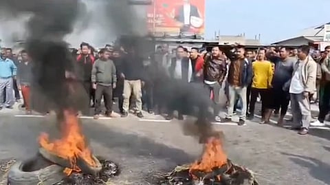  আসামে জাতীয় সড়ক অবরোধ করে বিক্ষোভ  