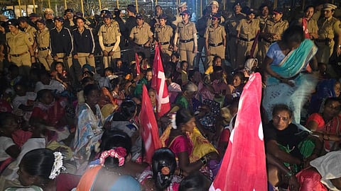 পালঘর জেলা কালেক্টরেটের সামনে অবস্থান কৃষকদের 