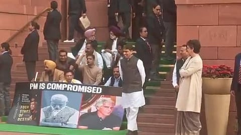 সংসদ ভবনের বাইরে কংগ্রেস সাংসদদের বিক্ষোভ