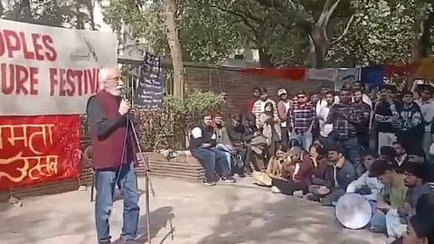 এই অনুষ্ঠান চলাকালীন ইতিহাসবিদ ইরফান হাবিবের ওপর আক্রমণ হয়