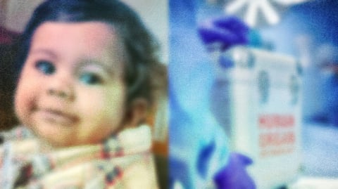 ১০ মাসের আলিন শেরিন আব্রাহাম (বামদিকে)