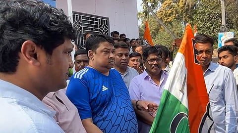 বসিরহাটে দলীয় অফিসের সামনে তৃণমূলে যোগ দিচ্ছেন দীপেন্দু বিশ্বাস