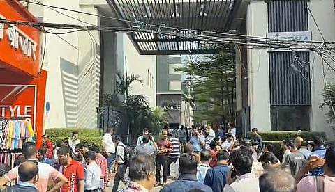 ভূমিকম্পে আতঙ্কিত হয়ে মানুষ নেমে এসেছেন রাস্তায়