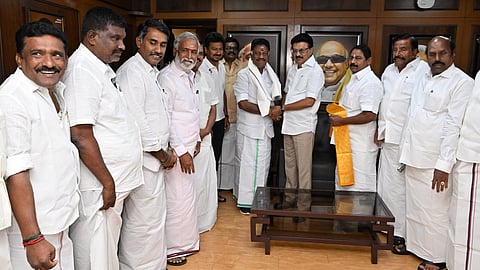 মুখ্যমন্ত্রী এম কে স্ট্যালিনের উপস্থিতিতে ডিএমকে-তে যোগ দিলেন পনীরসেলভম