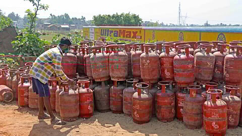 LPG Crisis: দেশজুড়ে জ্বালানি সঙ্কট, সরবরাহ বজায় রাখতে অত্যাবশ্যকীয় পণ্য আইন প্রয়োগ কেন্দ্রের
