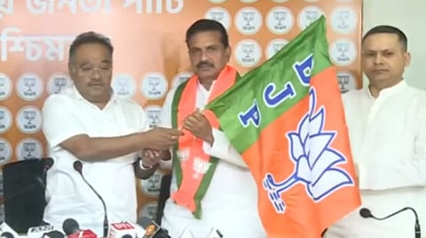 বিজেপিতে যোগ দিলেন দীর্ঘদিনের কংগ্রেস নেতা সন্তোষ পাঠক 