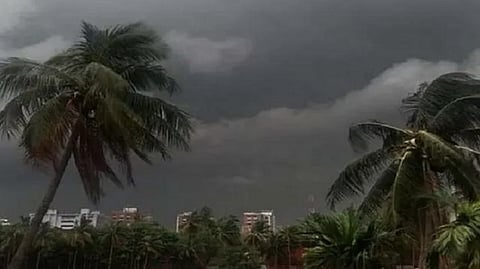 Weather Update: দক্ষিণবঙ্গের জেলগুলিতে বজ্রবিদ্যুৎ সহ বৃষ্টির সতর্কতা, বইবে ঝোড়ো হাওয়া