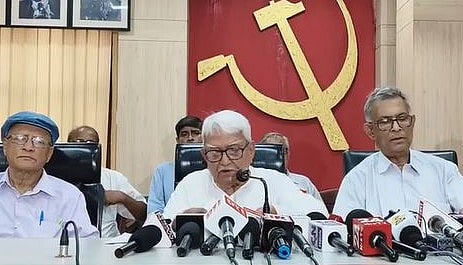 বামফ্রন্টের নির্বাচনী ইশতেহার প্রকাশ করছেন চেয়ারম্যান বিমান বসু