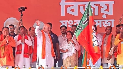 বাঘমুন্ডির কুশলডিহি ক্রিকেট মাঠে অমিত শাহ-র সভামঞ্চে মিনু বাউরি দলবদল করেন