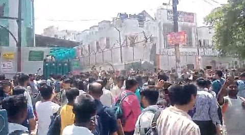 নয়ডায় শ্রমিক বিক্ষোভ