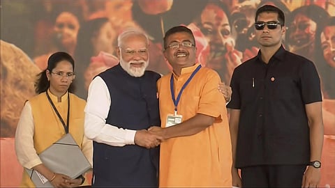 প্রধানমন্ত্রী নরেন্দ্র  মোদীর উপস্থিতিতে মুখ্যমন্ত্রী হিসেবে শপথ নিলেন শুভেন্দু অধিকারী 