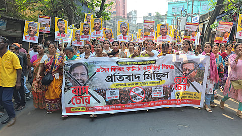এন্টালিতে সন্দীপন সাহার বাড়ির সামনে ব্যাপক বিক্ষোভ স্থানীয় বাসিন্দাদের