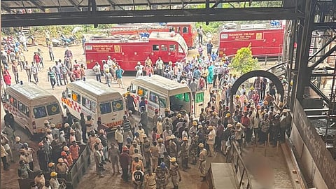 দুর্ঘটনার পর চলছে উদ্ধারকাজ 
