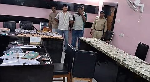 কাঁচড়াপাড়ার স্কুল থেকে উদ্ধার বিপুল অঙ্কের টাকা 