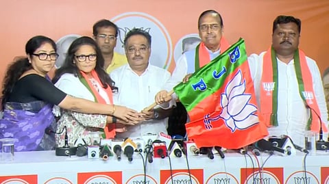 শমীক ভট্টাচার্যর হাত থেকে পতাকা নিয়ে বিজেপিতে যোগ দিচ্ছেন সুস্মিতা দেব, সুখেন্দু শেখর রায় ও প্রকাশ চিক বরাইক 