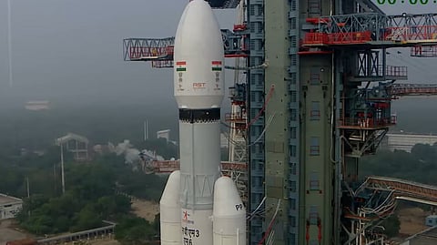 উৎক্ষেপণের আগে এলভিএম ৩ এম সিক্স