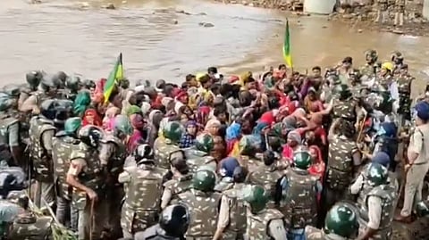 রবিবার সকালে আন্দোলনকারীদের হটিয়ে দেয় পুলিশ 