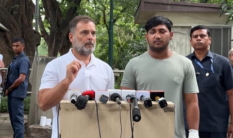 সাংবাদিকদের মুখোমুখি রাহুল গান্ধী