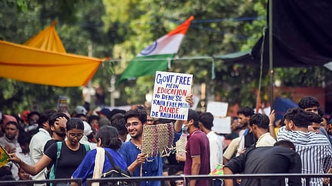 ককরোচ জনতা পার্টির ডাকে ছাত্র আন্দোলন