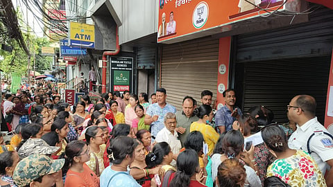 হিলকার্ট রোডে মন্ত্রীর অফিসের সামনে মহিলাদের ভিড়