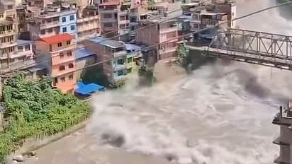 নেপাল তিব্বত সীমান্তে হড়পা বান