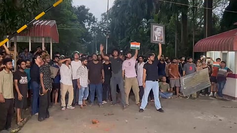 রবিবার এসআরএফটিআই-তে বহিরাগতদের হামলার পর শিক্ষার্থীদের প্রতিবাদ