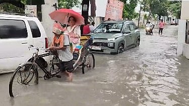 ভয়াবহ বৃষ্টিতে বিপর্যস্ত উত্তরপ্রদেশ