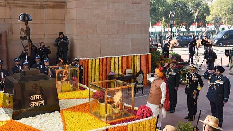 Iconic inverted rifle, helmet at India Gate shifted to National War ...
