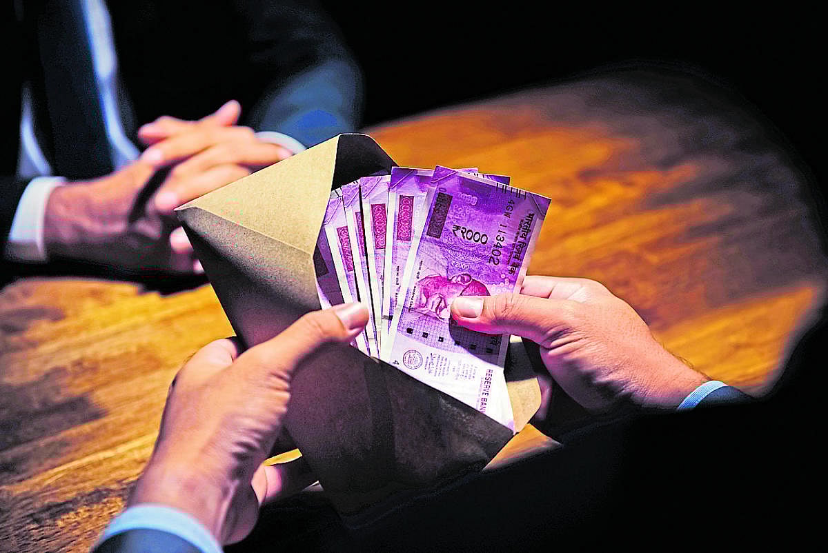 ಶಿವಾಜಿನಗರದಲ್ಲಿ ಮತದಾರರಿಗೆ ಹಣ ಹಂಚುತ್ತಿದ್ದವರ ಬಂಧನ