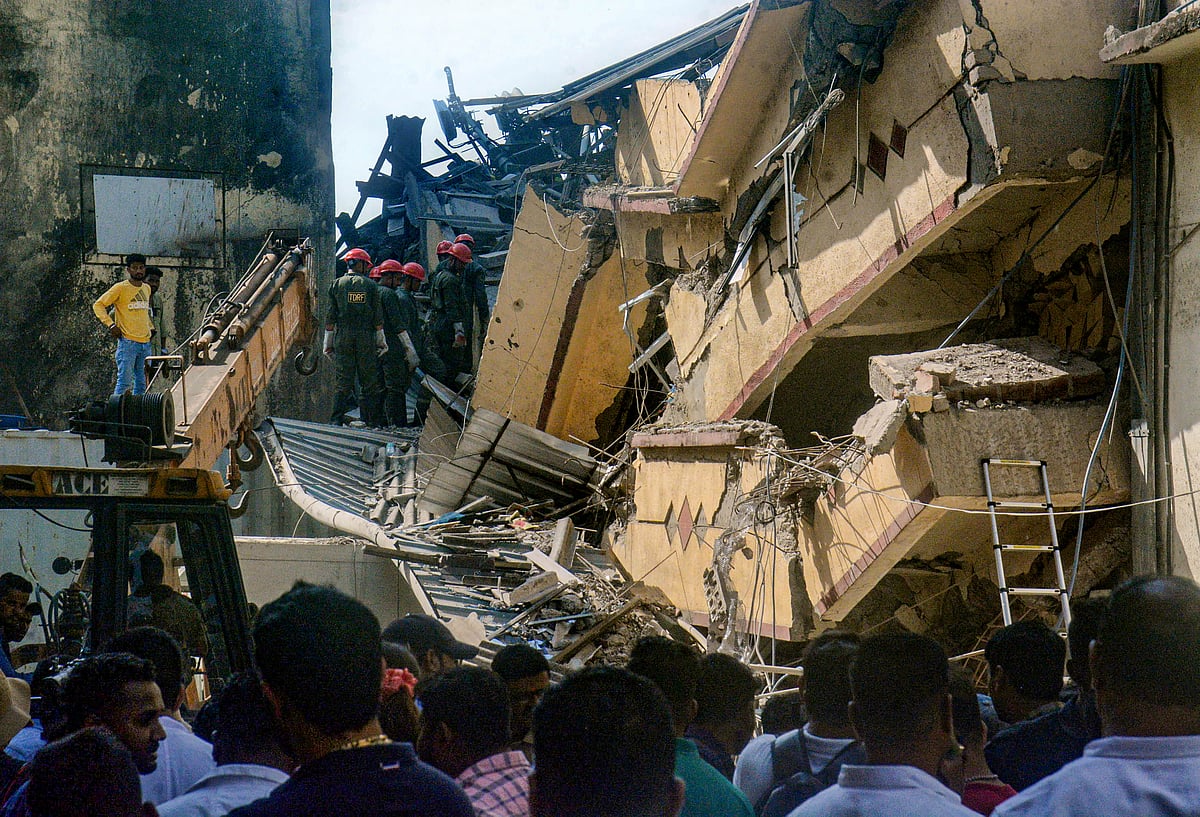 ಗೋದಾಮು ಕುಸಿದು ಇಬ್ಬರು ಸಾವು: ಹಲವರು ಸಿಲುಕಿರುವ ಶಂಕೆ