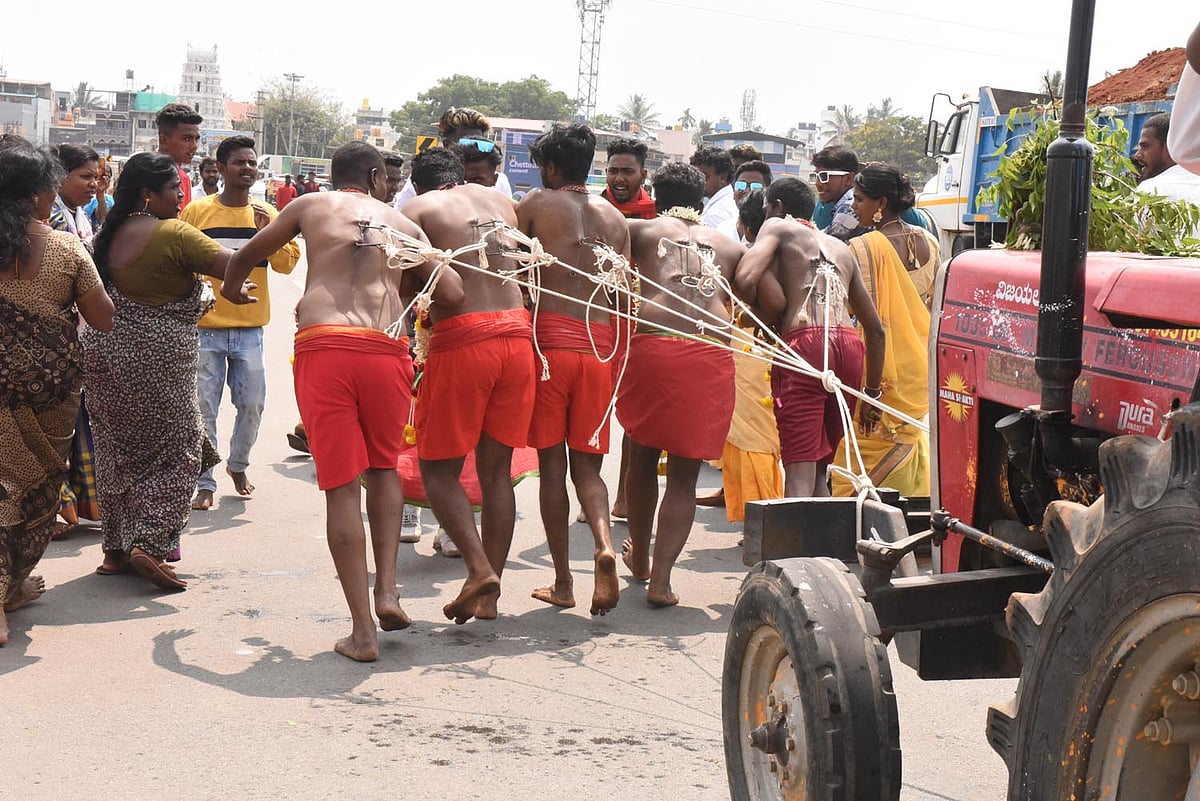 ಚಿಕ್ಕಮಗಳೂರು: ಬೆನ್ನಿಗೆ ಕಬ್ಬಿಣದ ಬಳೆ ಸಿಕ್ಕಿಸಿ ವಾಹನ ಎಳೆದ ಭಕ್ತರು