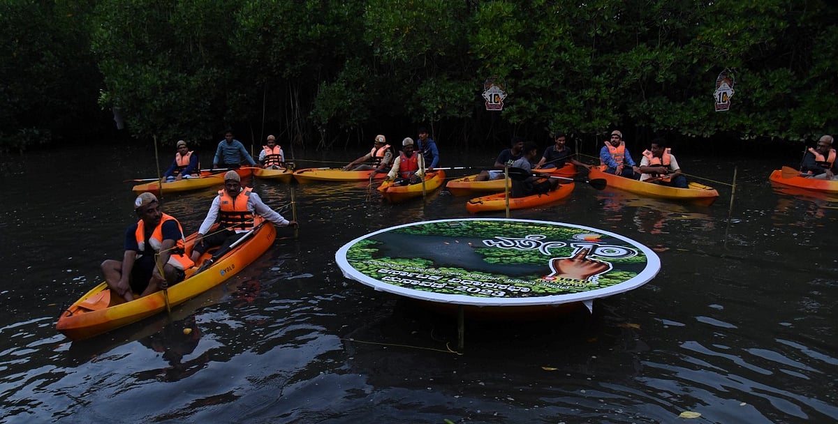 ಕಯಾಕ್ ದೋಣಿಗಳ ಮೂಲಕ ಮತದಾನ ಜಾಗೃತಿ ಸಂದೇಶ