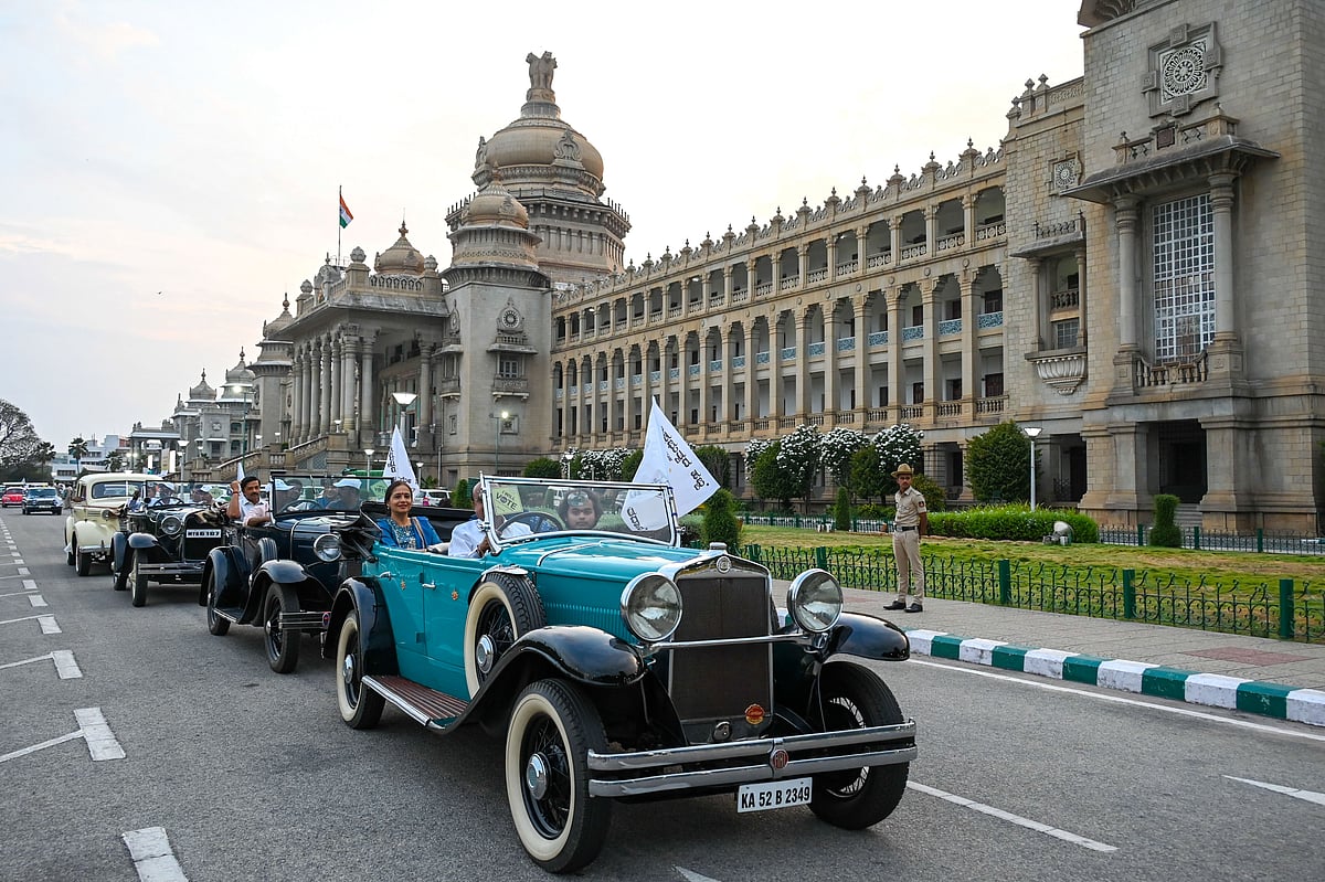 ‘ವಿಂಟೇಜ್’ ವಾಹನದಲ್ಲಿ ಮತದಾನ ಜಾಗೃತಿ