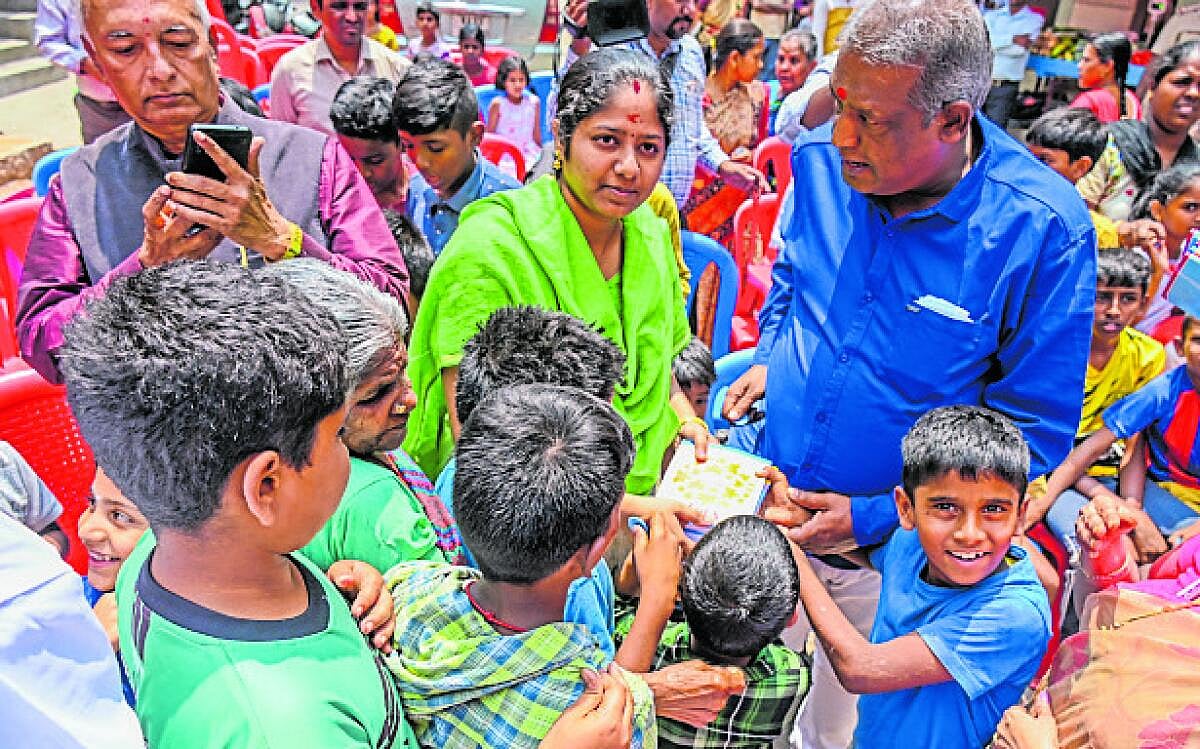 300ಕ್ಕೂ ಹೆಚ್ಚು ಶಾಲಾ ಮಕ್ಕಳಿಗೆ ಪುಸ್ತಕ ವಿತರಿಸಿದ ವೀರಪ್ಪನ್ ಪುತ್ರಿ ವಿಜಯಲಕ್ಷ್ಮಿ 